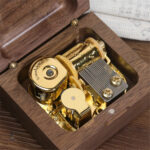 Charmante boîte à musique vintage en bois
