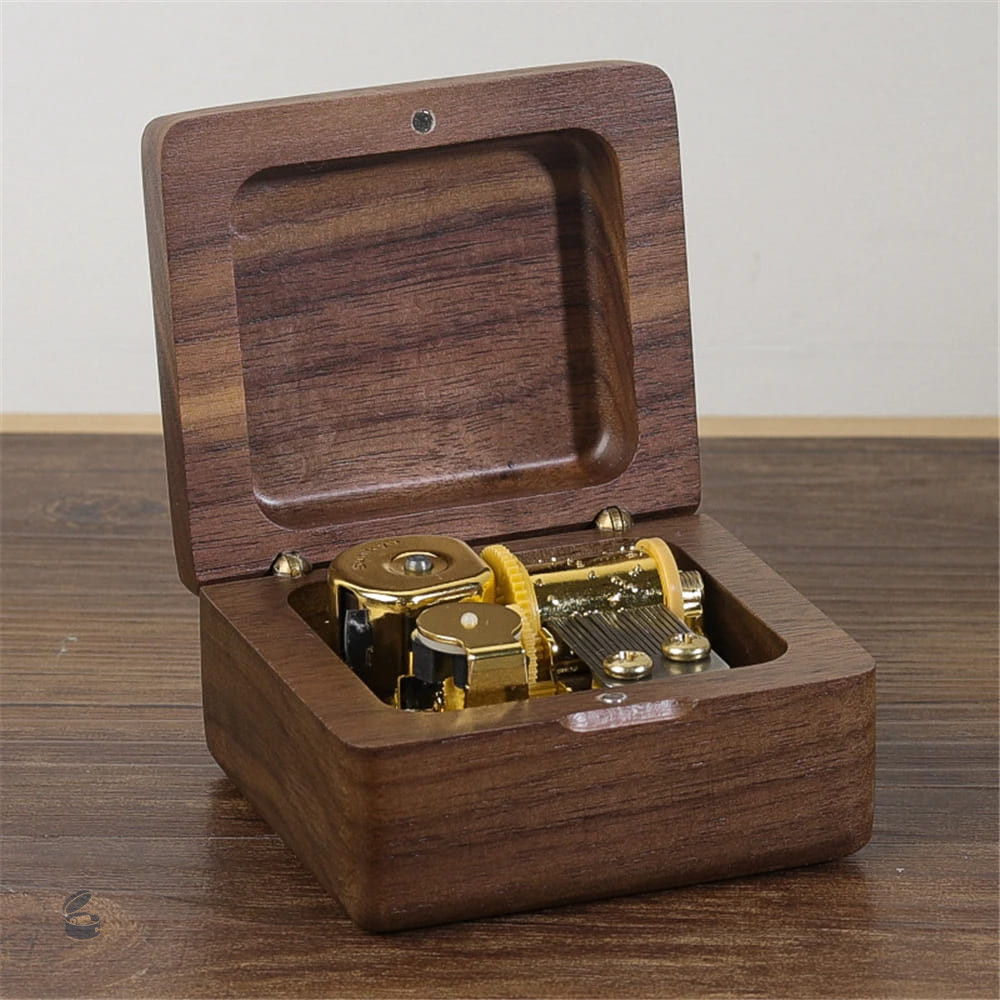Boîte à musique antique en bois sculpté