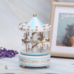 Carrousel musical bleu en bois