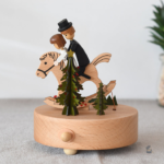 Cheval en bois avec mécanisme musical