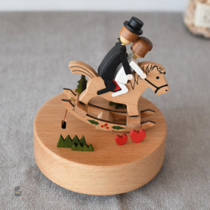 Boîte à musique artisanale cheval en bois
