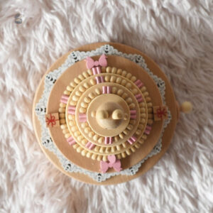 Boîte musicale en bois sur le thème du gâteau