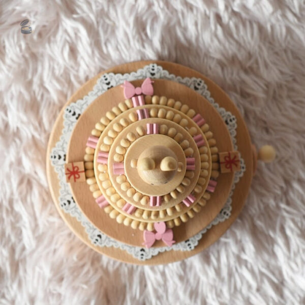 Boîte musicale en bois sur le thème du gâteau