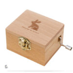Boîte à musique manivelle avec motif de lapin