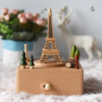 Décoration musicale en bois avec motif Eiffel