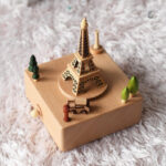 Boîte à musique élégante représentant la Tour Eiffel