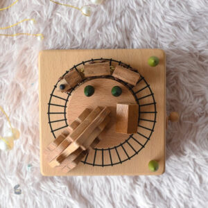 Jolie boîte à musique train, un objet décoratif en bois