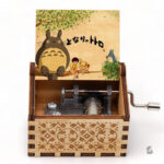 Boîte à musique manivelle avec design Totoro