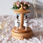 Boîte à musique artisanale en bois avec figurine