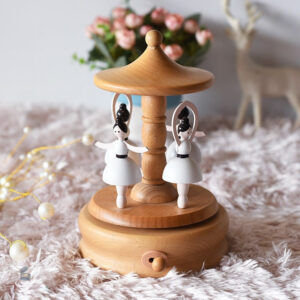 Boîte à musique artisanale en bois avec figurine