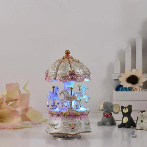 Jouet musical ancien avec décor coloré et charmant